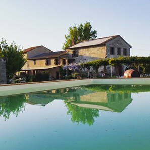 Une grande maison avec une piscine à l’avant.