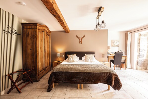 Kolmen hengen superior-huone | Yksilöllisesti sisustettu, yksilöllisesti kalustettu, pimennysverhot