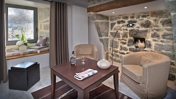Superior-Dreibettzimmer | Wohnbereich | Flachbildfernseher