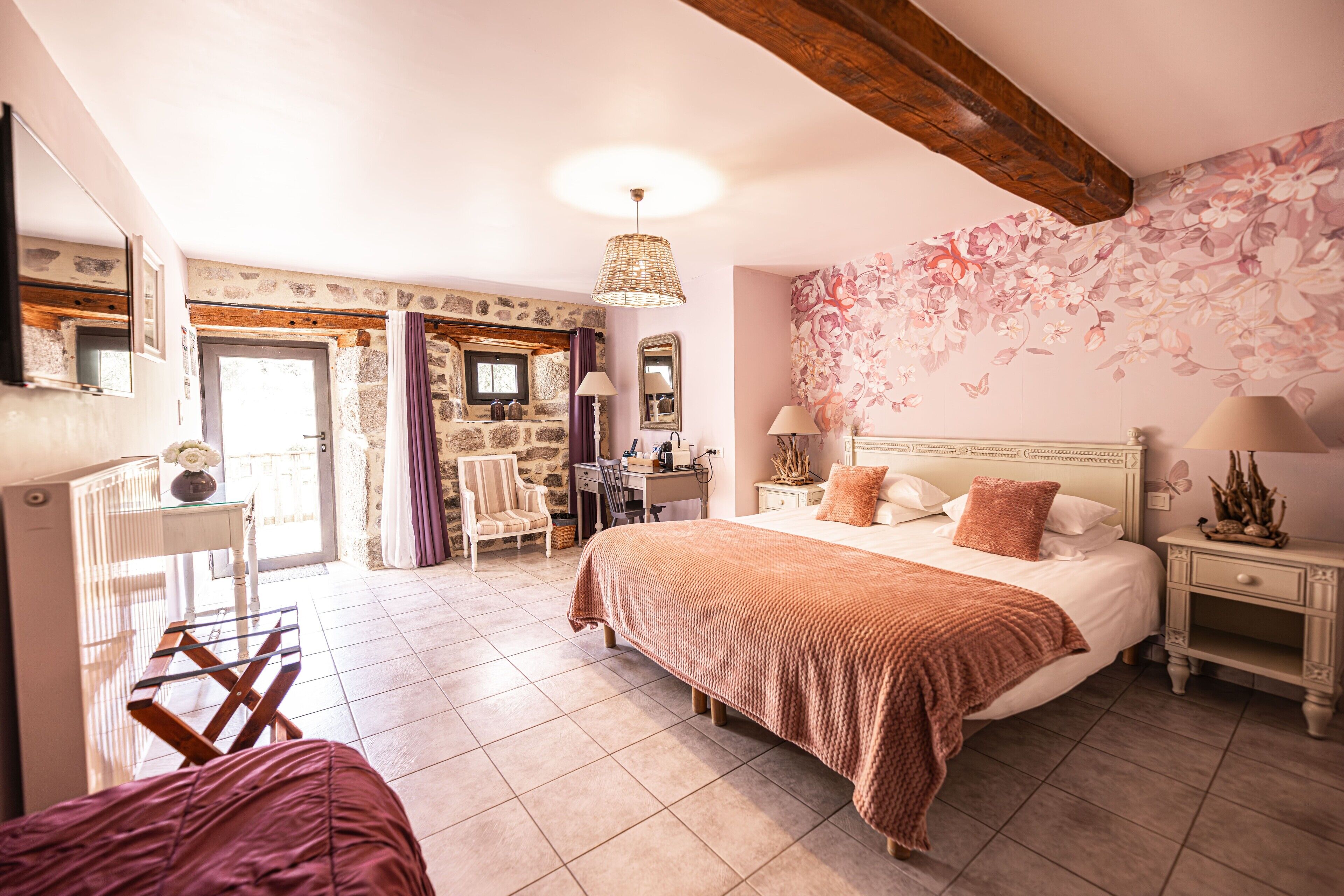 高级三人房 | 特色装修、特色家居、遮光窗帘、隔音