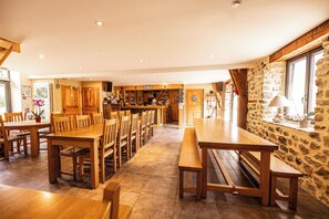 Se sirven cenas y cocina regional 