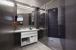 Comfort-dobbeltværelse | Badeværelse | Bruser, gratis toiletartikler, hårtørrer, hjemmesko
