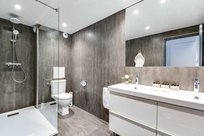 Douche, sĂšche-cheveux, serviettes fournies