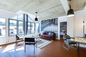 TV - Sweett | Milan VI - Four Bedroom Apartment, Sleeps 10 (Paris)