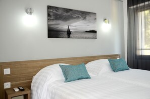 Standard Double or Twin Room (Vue sur Colline) | Premium bedding, in-room safe, desk, soundproofing - Hôtel La Voile (Bormes-Les-Mimosas)