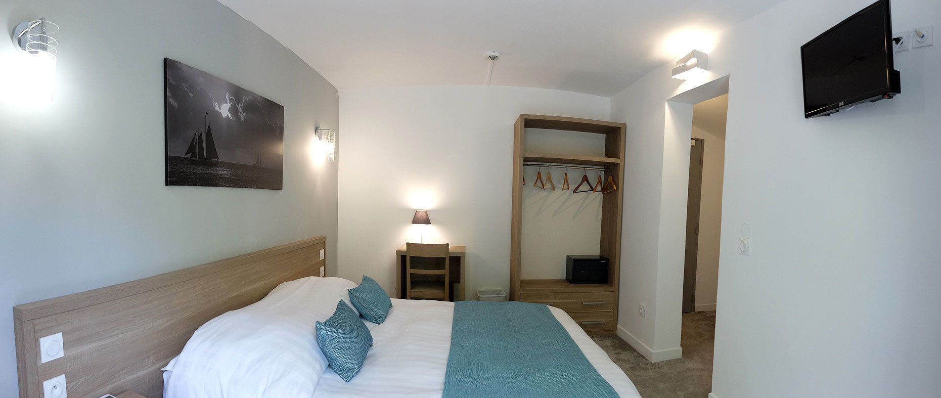 Habitación cuádruple, baño privado (Côté Mer) | Ropa de cama de alta calidad, caja fuerte, escritorio