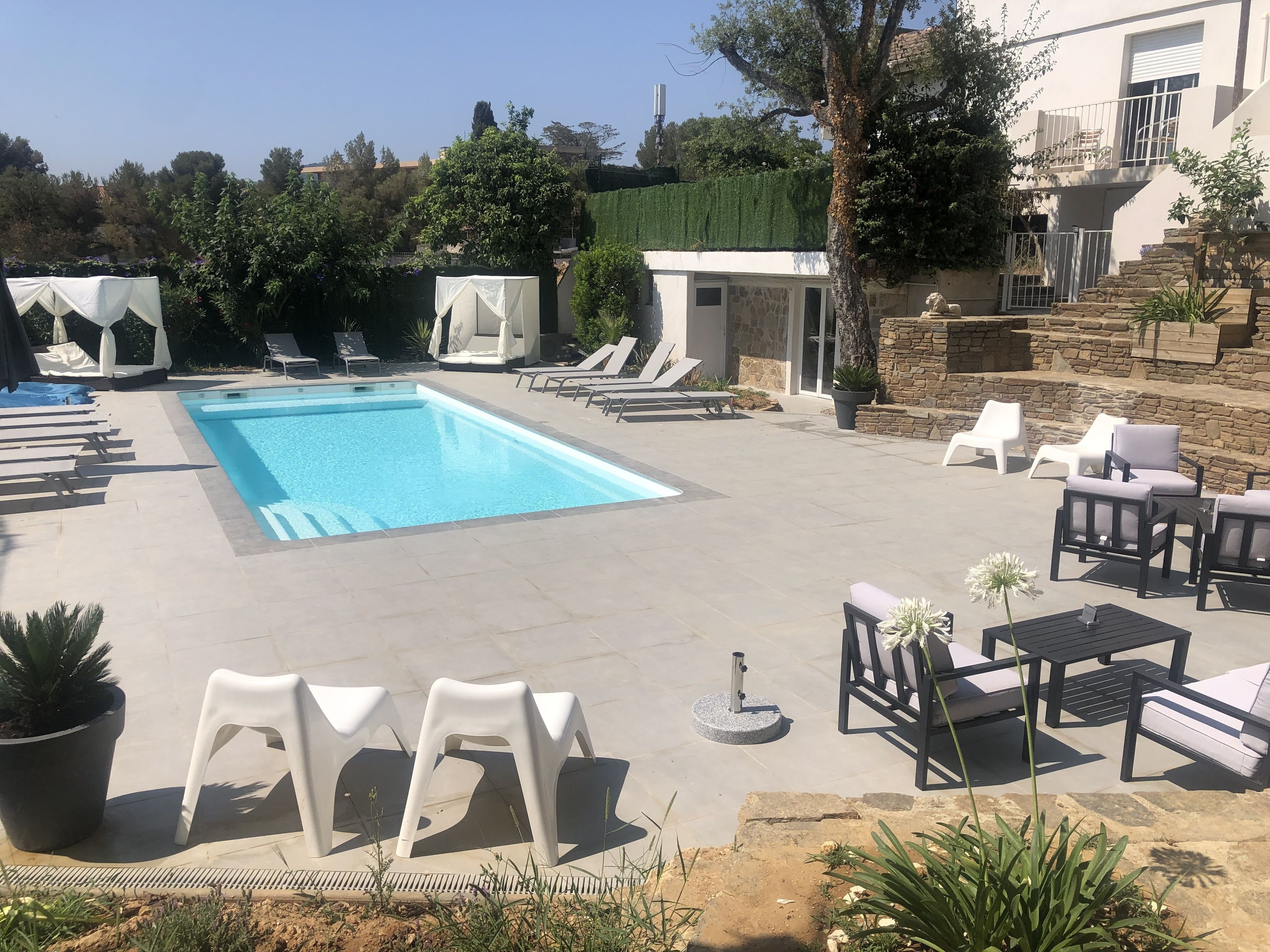 Piscine extérieure (ouverte en saison), parasols de plage