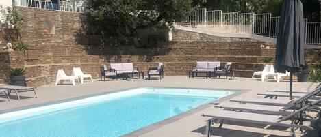 Piscine extérieure (ouverte en saison), parasols de plage