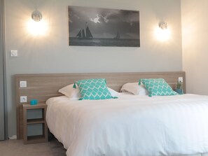 Ropa de cama de alta calidad y caja de seguridad en la habitación 