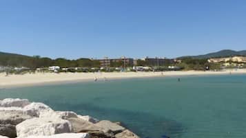 Una spiaggia nelle vicinanze, windsurf
