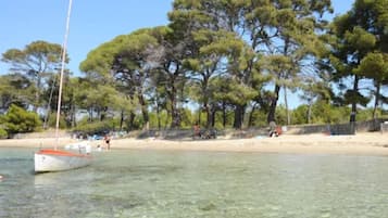 Pantai di sekitar dan selancar angin