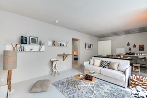 TV - Sweett | Brune VII - Three Bedroom Apartment, Sleeps 8 (Paris)