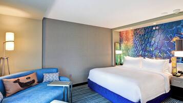 Kamer, 1 kingsize bed met slaapbank | Een bureau, een strijkplank/strijkijzer, gratis wifi, beddengoed