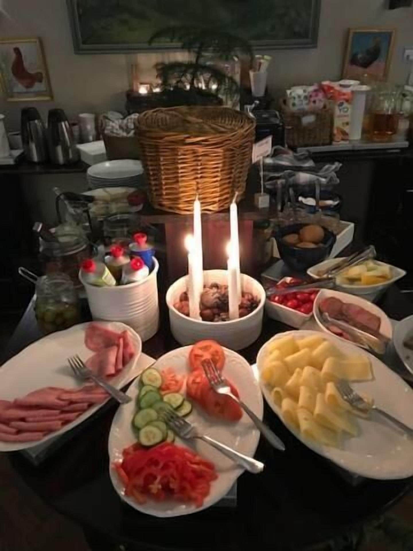 Une table avec divers plats et un chandelier allumé en guise de décoration centrale.