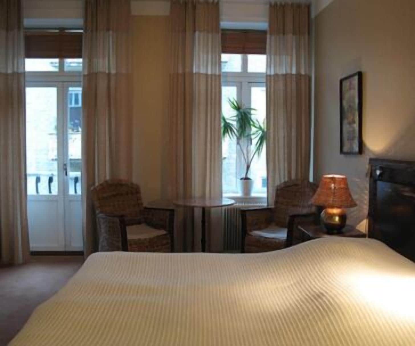 Tweepersoonskamer | Een minibar, een bureau, verduisterende gordijnen