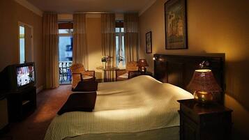 Minibar, bàn, màn/rèm cản sáng, bàn ủi/dụng cụ ủi quần áo