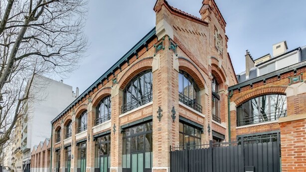 A historic building with large arched windows and brick facade. - Sweett | Brune I - Two Bedroom Apartment, Sleeps 6 (Paris)