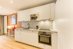 冷蔵庫、電子レンジ、オーブン、コンロ