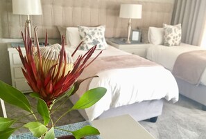 Comfort penthouse, uitzicht op de stad | Een minibar, een bureau, een strijkplank/strijkijzer, gratis wifi