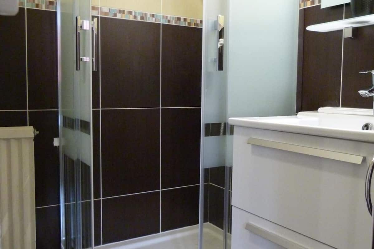 superior double room | bathroom | shower, free toiletries, hair dryer, towels