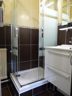 Superior Double Room | Bathroom | Shower, free toiletries, hair dryer, towels - Hôtel Le Bretagne (Vannes)