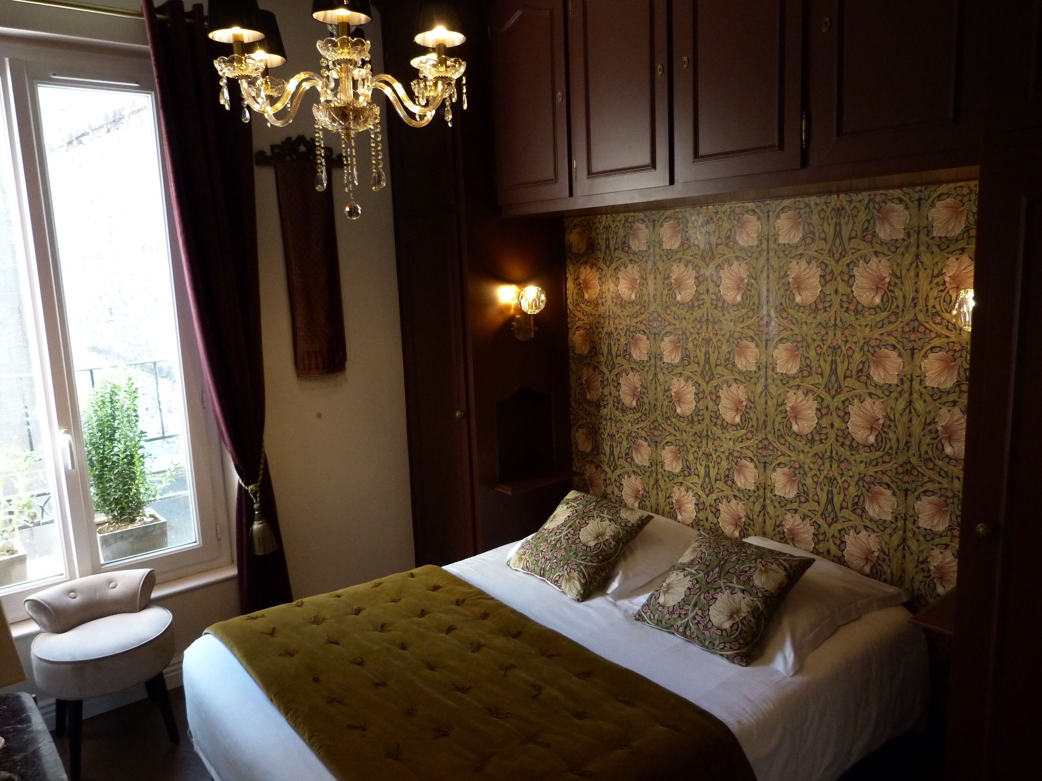 standard double room | 1 bedroom, in-room safe, desk, blackout curtains