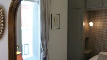 Chambre Double Supérieure | Coffres-forts dans les chambres, bureau, rideaux occultants