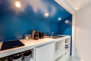 Kylskåp, mikrovågsugn, spishäll och kaffe- och tebryggare