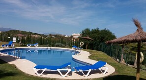 Una piscina al aire libre