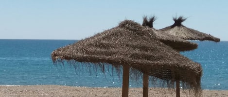 Plage à proximité, chaises longues