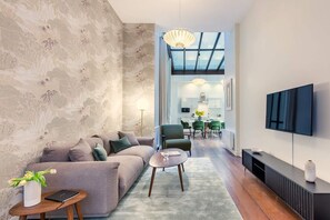 TV - Sweett | Artois - Three Bedroom Apartment, Sleeps 6 (Paris)