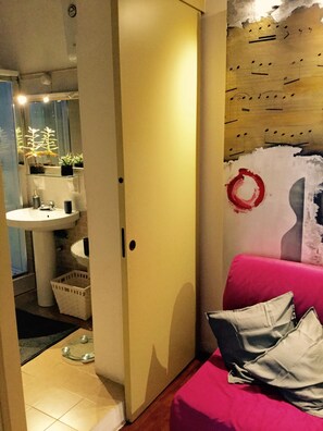 1 quarto, ferros/tábuas de passar roupa, berço de viagem