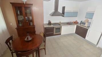 Ático familiar, 3 habitaciones, accesible para personas con discapacidad, no fumadores | Cocina básica privada | Frigorífico, microondas, horno y placa de cocina