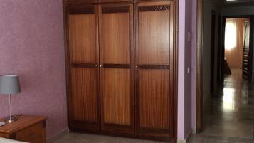 Ático familiar, 3 habitaciones, accesible para personas con discapacidad, no fumadores | 3 dormitorios, caja fuerte, escritorio y cortinas opacas