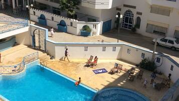Una piscina al aire libre de temporada