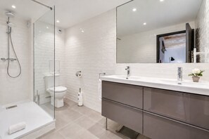 Bathroom - Sweett | Milan I - Two Bedroom Apartment, Sleeps 6 (Paris)