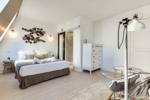 3 slaapkamers, een strijkplank/strijkijzer, gratis wifi, beddengoed