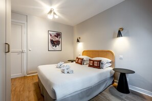 3 bedrooms, iron/ironing board, free WiFi, bed sheets - Sweett | Ponthieu III (Paris)