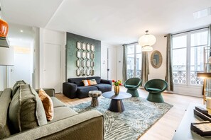 TV - Sweett | Ponthieu III (Paris)