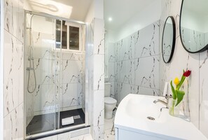 Shower, hair dryer, towels - Sweett | Ponthieu III (Paris)