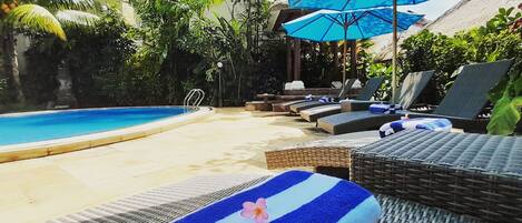 Piscine extérieure, parasols de plage, chaises longues