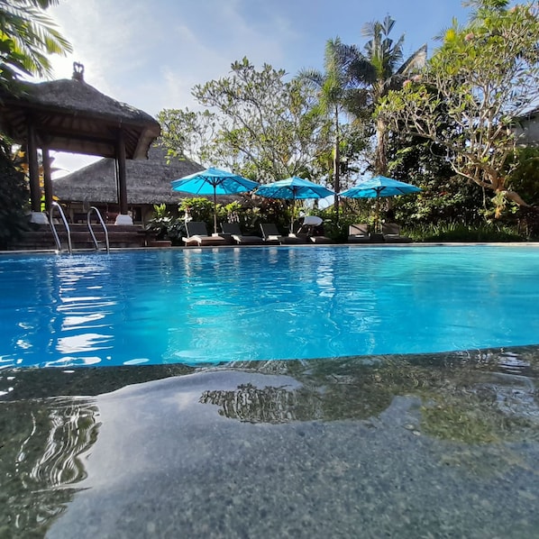Piscine extérieure, parasols de plage, chaises longues