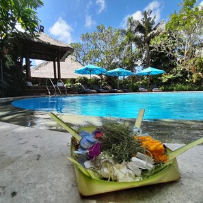 Outdoor pool, pool umbrellas, sun loungers - Sama's Cottages and Villas (Ubud)