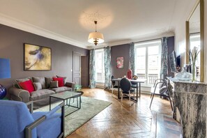 TV, fireplace - Sweett | Rivoli II - Three Bedroom Apartment, Sleeps 6 (Paris)