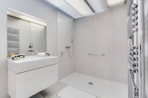 Shower, hair dryer, towels - Sweett | Brune IV - Two Bedroom Apartment, Sleeps 6 (Paris)
