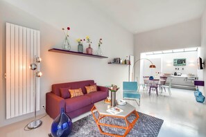 TV - Sweett | Brune IV - Two Bedroom Apartment, Sleeps 6 (Paris)
