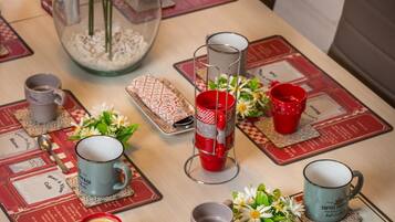 Hochwertige Bettwaren, Schreibtisch, schallisolierte Zimmer