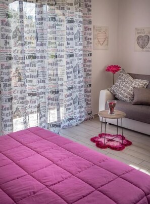 Family Room | Premium bedding, desk, soundproofing, free WiFi - La perla nera b&b (Nissoria)