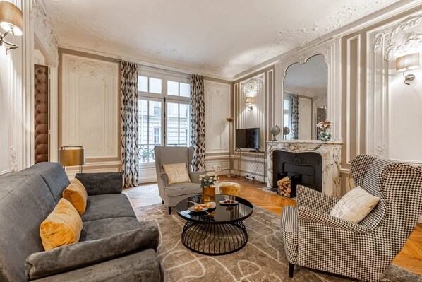 TV, fireplace - Sweett | Boetie IV - Three Bedroom Apartment, Sleeps 8 (Paris)