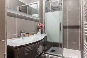 Shower, hair dryer, towels
